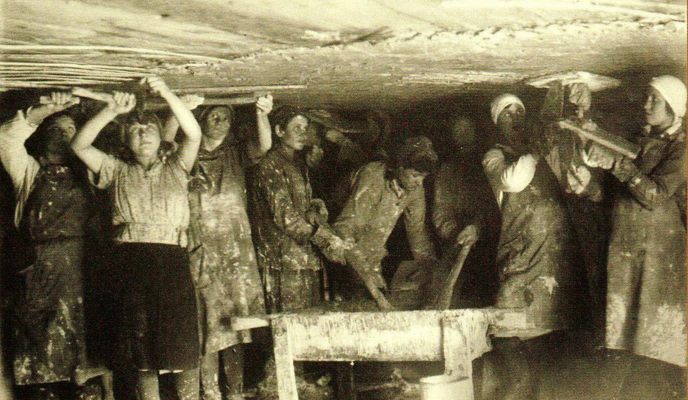 Строительство завода. Работа штукатурщиц 1937 год.